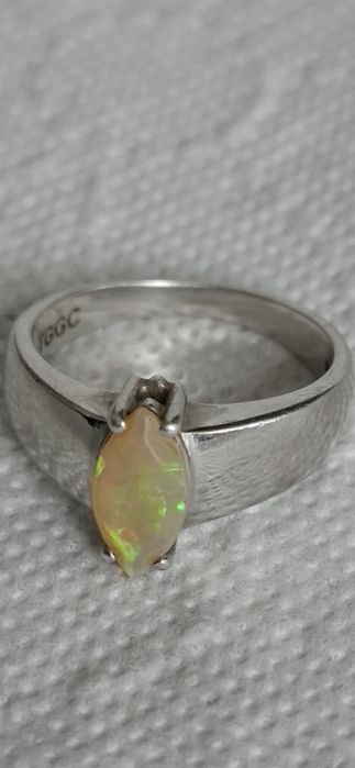 Srebrny pierścionek z naturalnym OPALEM – Szlif Markiza, piękny ogień!