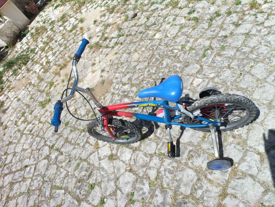 Bicicleta infantil, com rodas de treino, marca Looney Tunes