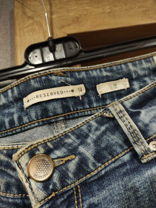 Spodnie jeans z dziurami