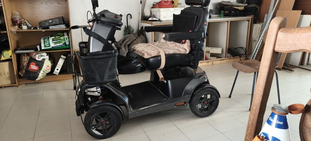 Vendo scooter de 4 rodas nova
