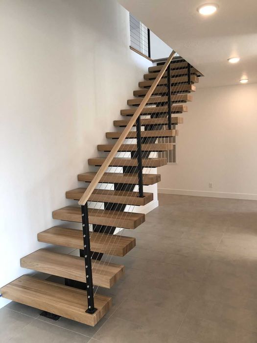 Schody dębowe na belce stalowej LOFT