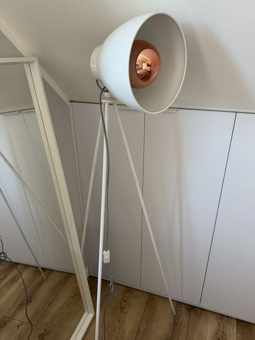 Lampa stojąca biała