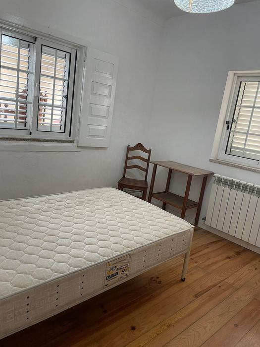 Alugo quartos a estudantes
