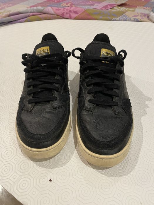 Adidas de cabedao preto, muito bom estado.