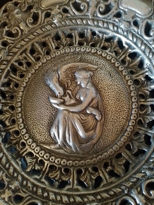 Prato decorativo grande em aluminio