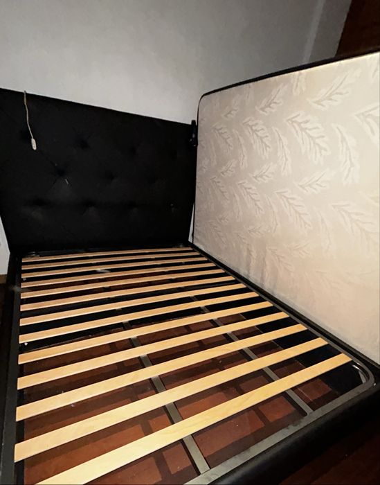 Cama de casal preta