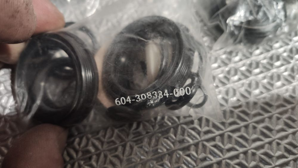 Zestaw uszczelek Rock Shox 604-308334-000 32mm nowe