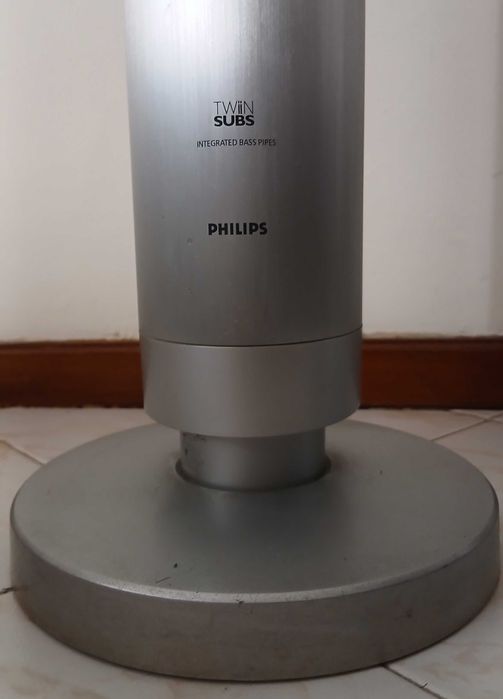 Par de Colunas (Torre) Philips com Subwoofer e Satélites Removíveis de 4 Vias