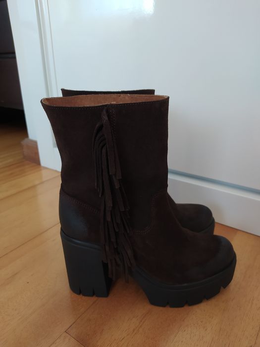 Botas de camurça castanhas