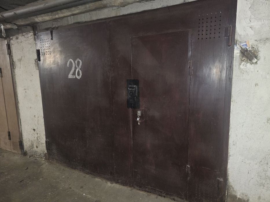 Ворота гаражні з підземного гаражу район митниця