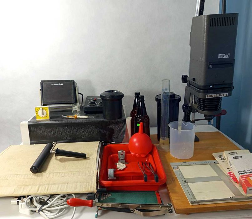 Zestaw ciemni fotograficznej na powiększalniku Opemus 6