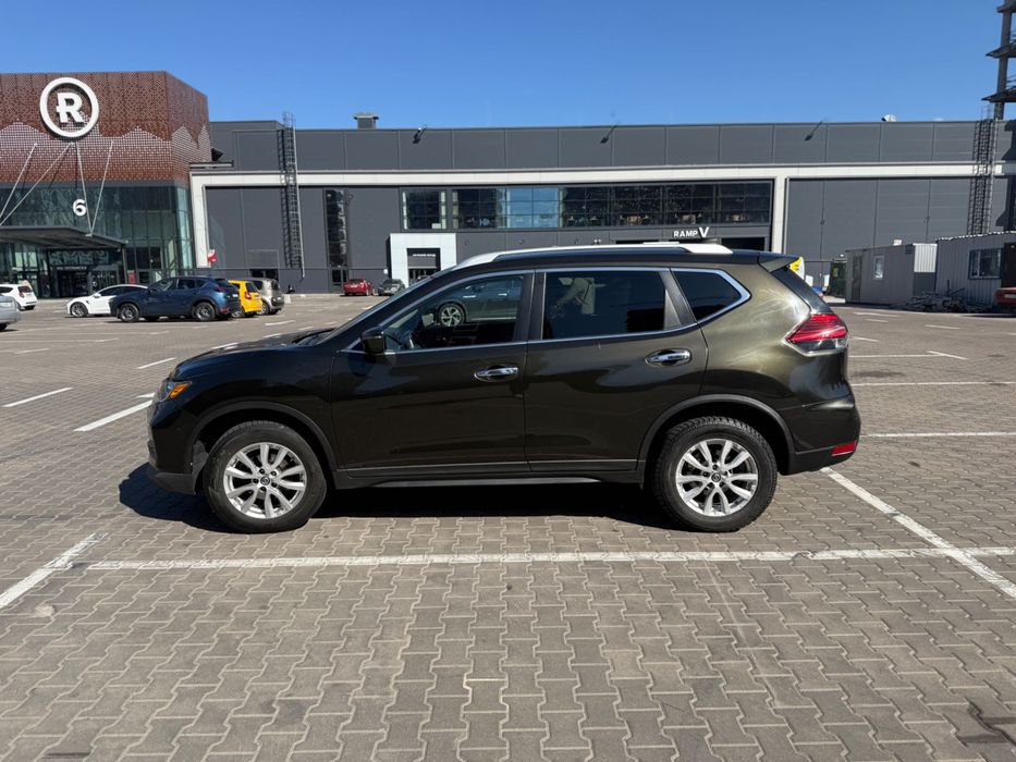 Автомобіль Nissan Rogue