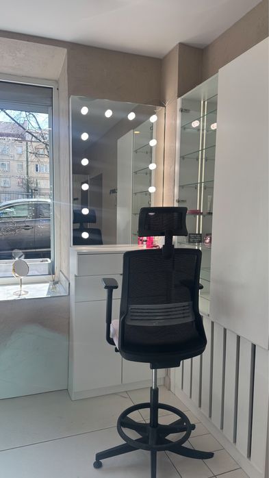 Wynajem stanowiska dla stylistki brwi / makijażystki – Warszawa centrum