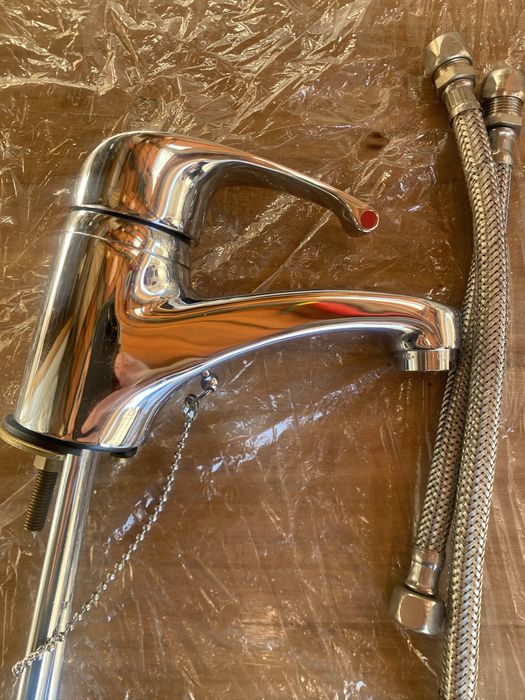 Conjunto de misturadoras para lavatorio com os acessorios da imagem