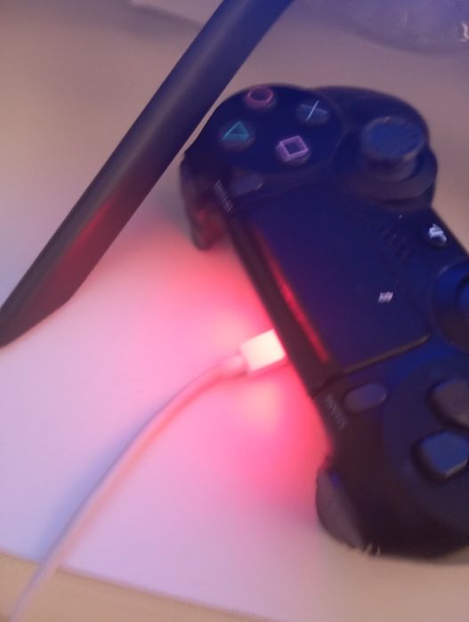 Ps4 Slim com 2 comandos