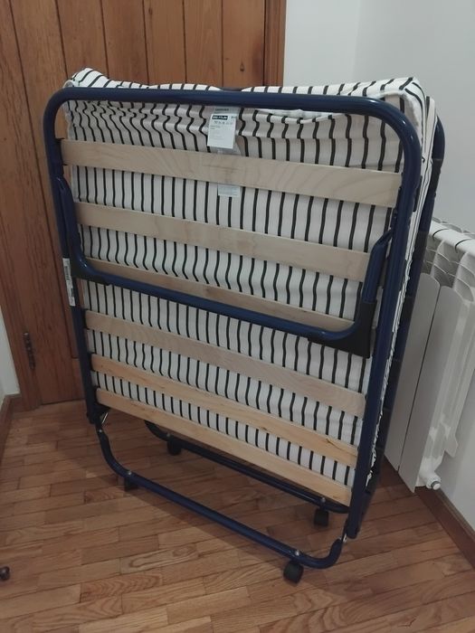 Cama de.solteiro com colchão.  de fechar. Pratica e confortável. Sem uso. Da Ikea, 60 negociável