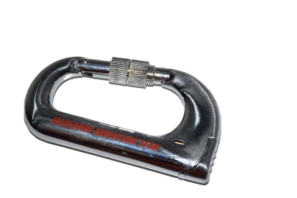 Isqueiro Marlboro com formato de mosquetão de segurança (carabiner)