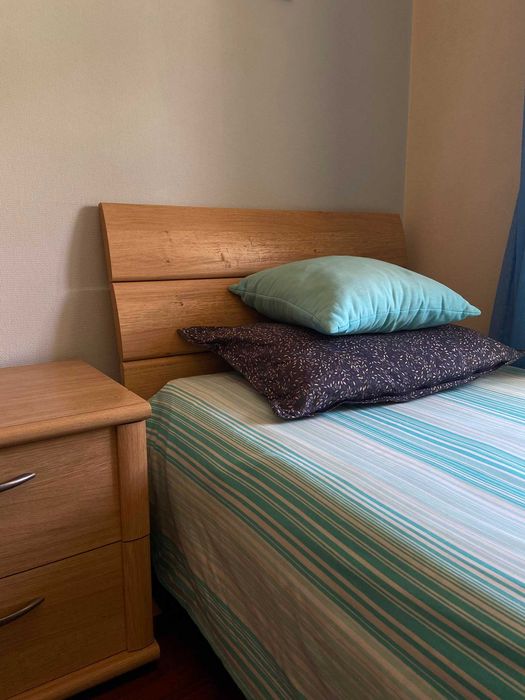 Mobília de Quarto Completa em Madeira Carvalho Clara (2 Camas + Roupeiro + Mesa de Cabeceira)