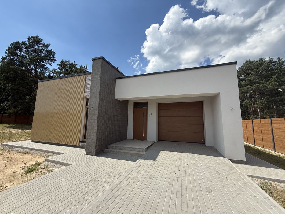 Продаж будинку бііля лісу в закритому котеджному містечку.