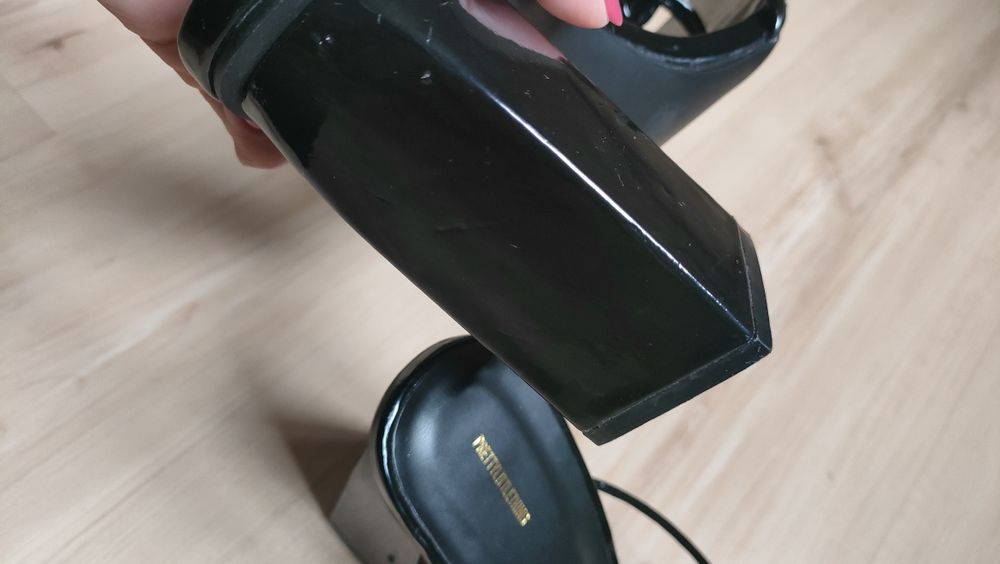 Sandały czarne lakierowane na obcasie