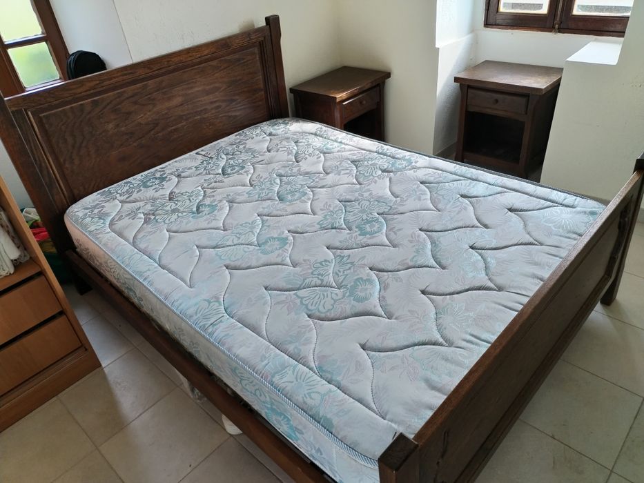 Cama de casal em madeira maciça