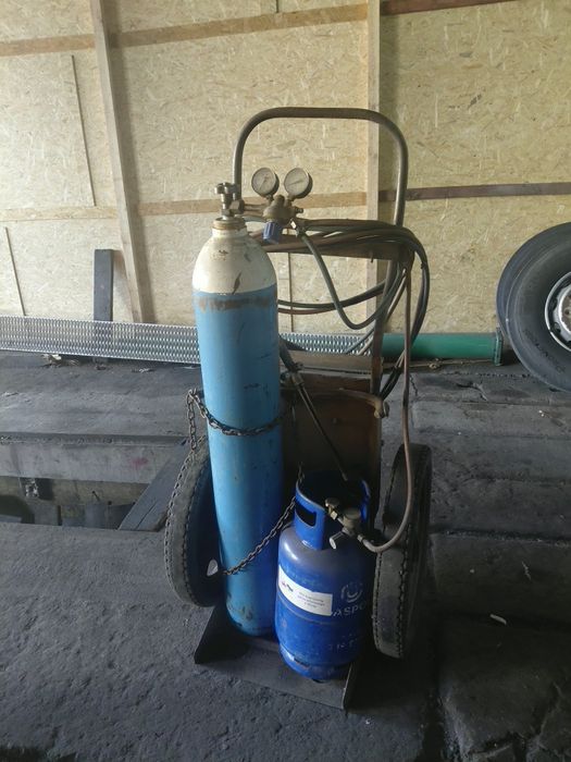 Wózek z butlami do grzania-cięcia metalu