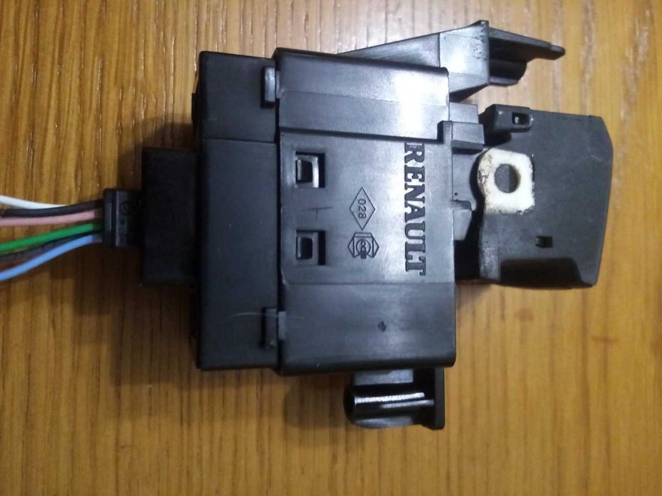 Кнопка стояночного тормоза Рено