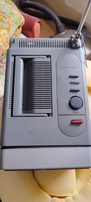 Retro telewizor z lat 80