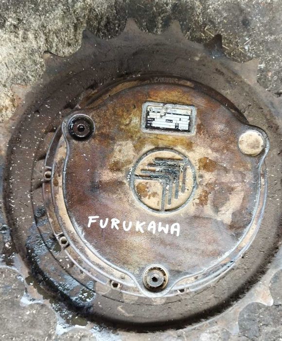 Koparka Furukawa  - zwolnica- mocowanie 24 śruby