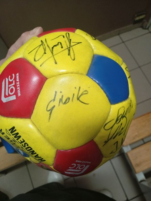 piłka z autografami
