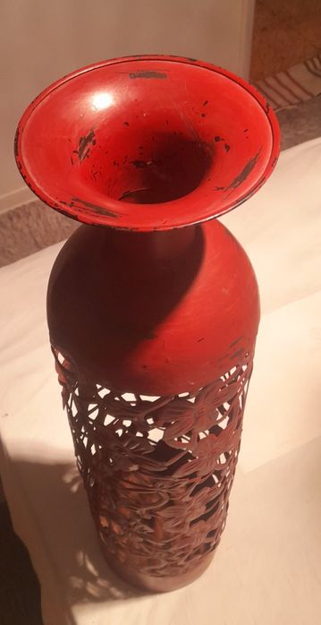 Vaso decorativo, esta pintado para parecer velho. em ferro fino, lindo