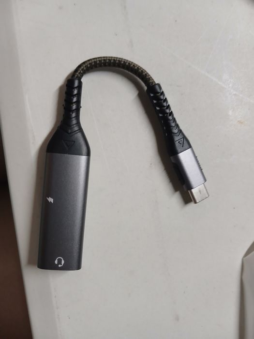 Adaptador Duplo USB-C 2 em 1 (Novo) — Carrega e Ouve Música (Cinza Espacial)