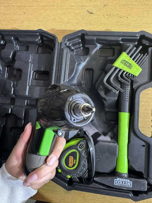 Niteo Tools wkrętak 3.6V + młotek, imbusy, miarka i walizka