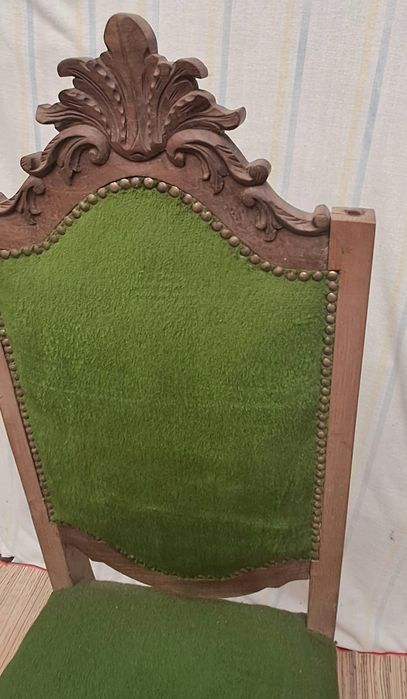 Cadeira antiga em madeira maciça
Nao tem terminais nas laterais como s