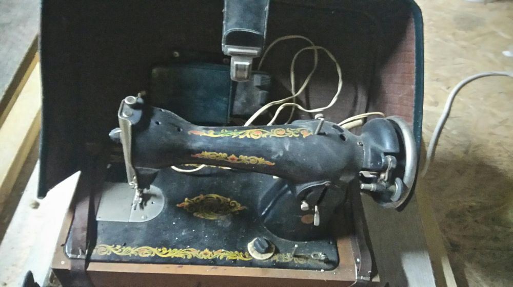 Stara Maszyna do szycia z silnikiem elektrycznym i pedal startowy