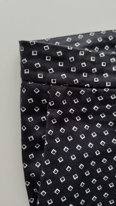 Eleganckie czarne spodnie z printem 38 M Karol Basic do kostek