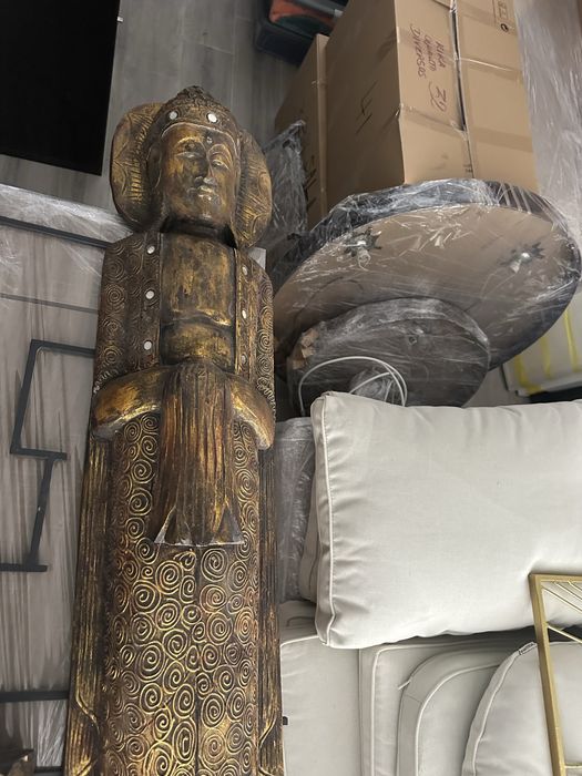 Estatuetas douradas em madeira