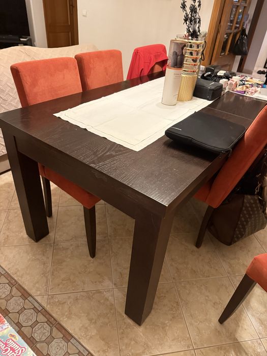 Mesa sala com 6 vadeiras e aparador.