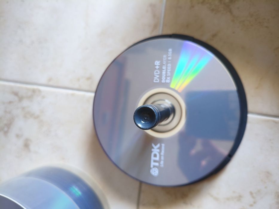 8x Dvd +r DL, 25x DVD +r, 3x CDr, 3x DVD-r DL,  1x DVD-RW, 2x miniDV