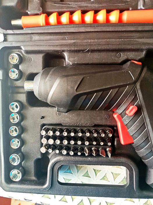 Набір акумуляторного шуруповерта