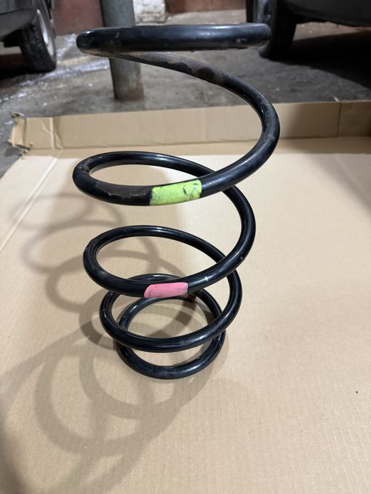 Продам оригінальну передню пружину  Тойота Камрі 40