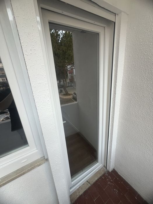 Janelas, porta e estores eletricos em pvc com oscilobatente e duplo vidro