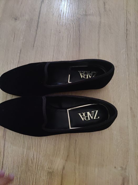Loafers pretos de suede da Zara
