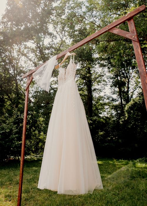 Suknia ślubna na ramiączkach