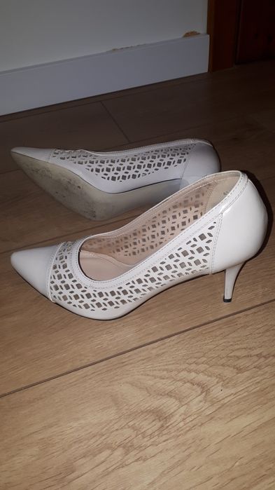 Beżowe szpilki z czubkiem w szpic