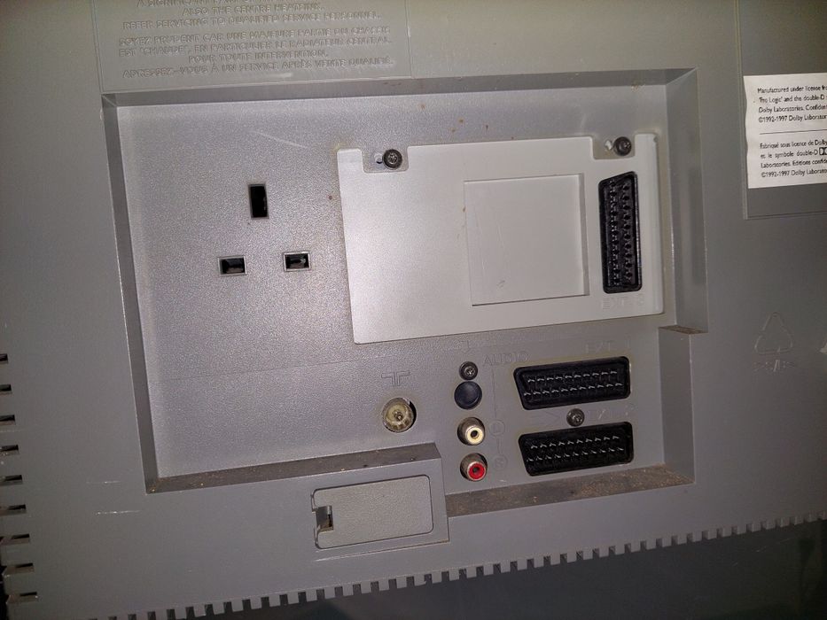 TV Philips (modelo 32PW8807/12) + Móvel incluído