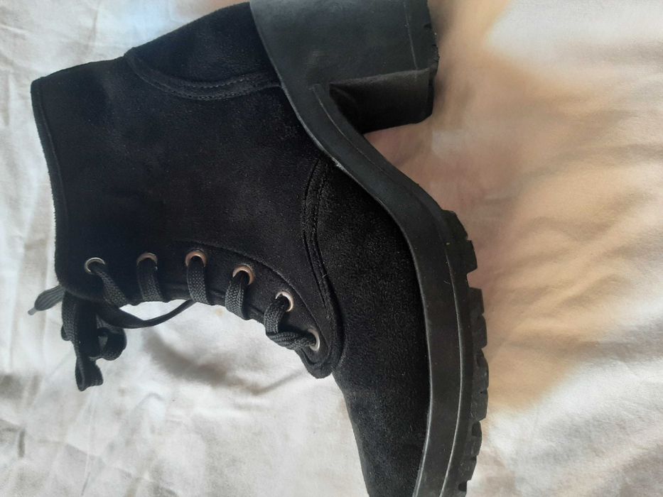 Czarne buty na obcasie