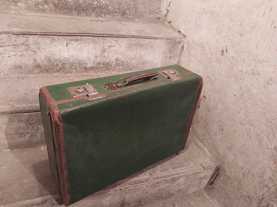 Stara walizka kartonowa tekturowa PRL.  Zielona walizka vintage.