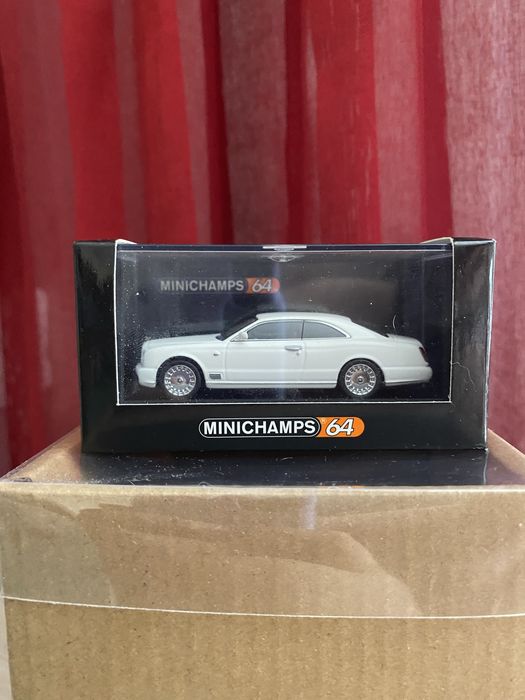 Hot wheels, tarmac, pop race