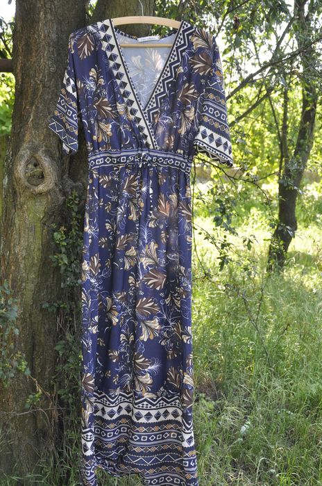 Długa sukienka w granatowe wzory, kopertowa; także dla wysokich kobiet